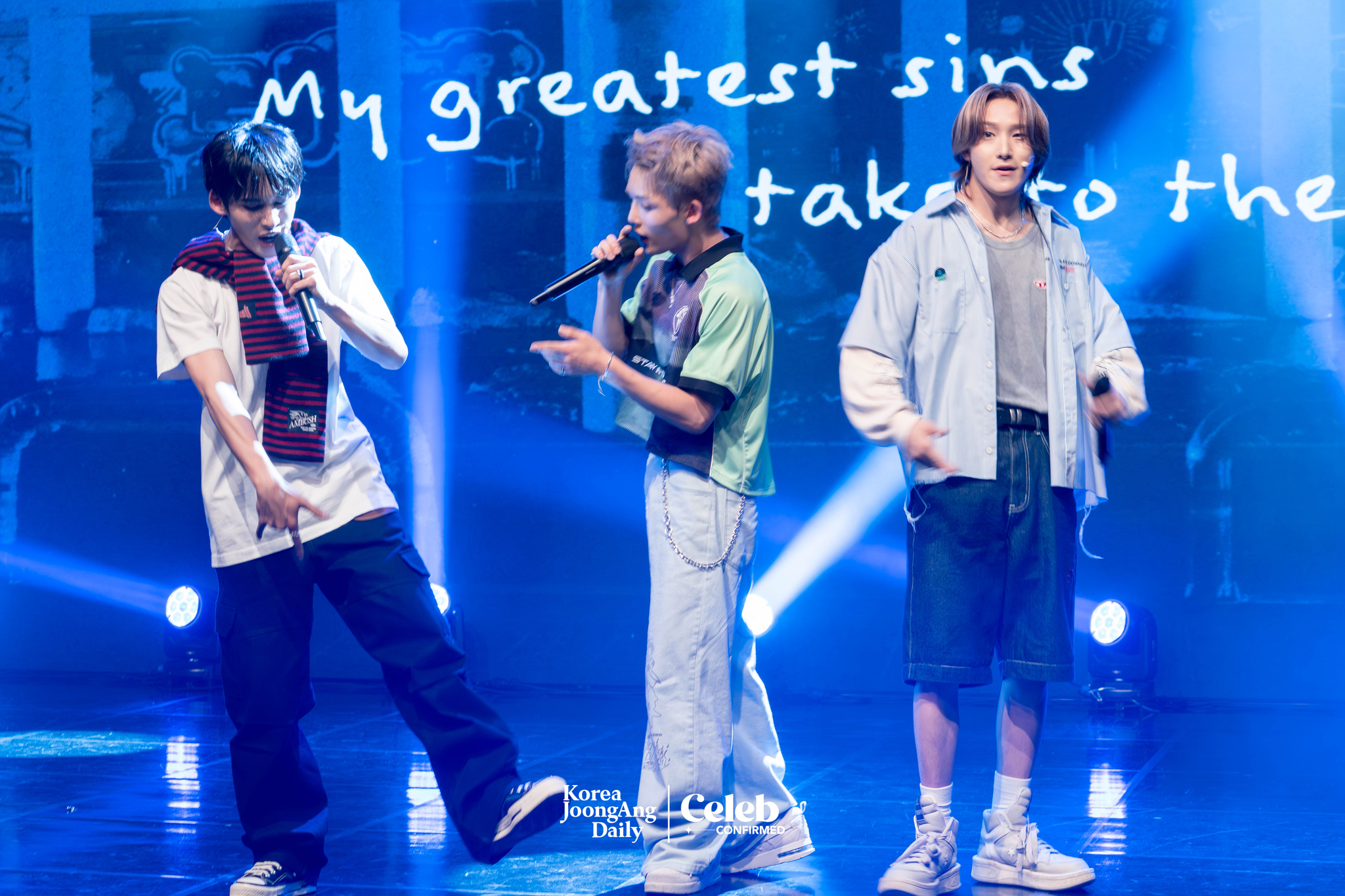 Boy band 1Verse performs mixtape song, “Ordinary Person” during a showcase for the release of its debut single album, “The 1st Verse,” at Ilchi Art Hall in Gangnam District, southern Seoul, on July 18. [DANIELA GONZALEZ PEREZ]