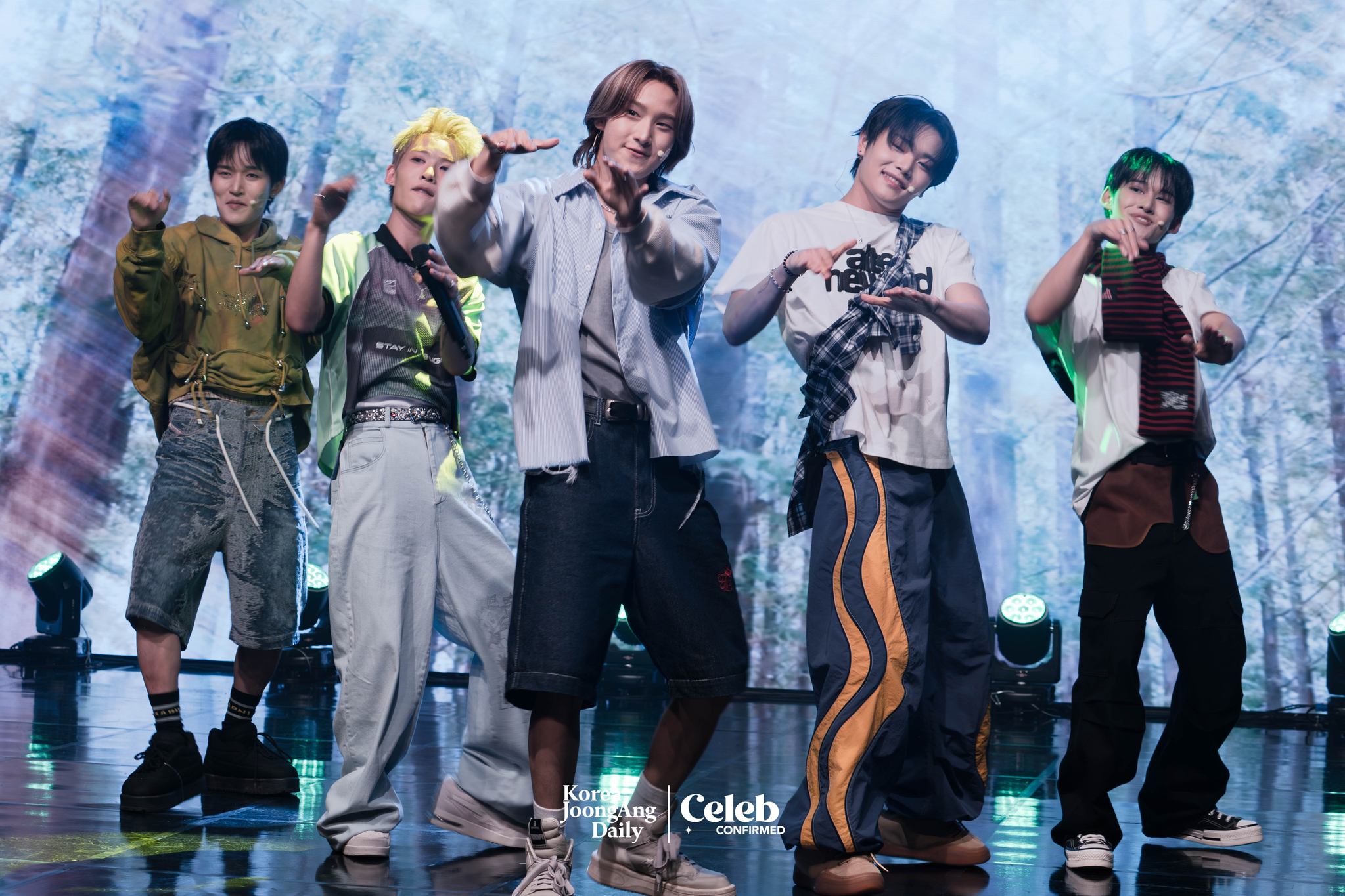 Boy band 1Verse performs prerelease track, “Multiverse” during a showcase for the release of its debut single album, “The 1st Verse,” at Ilchi Art Hall in Gangnam District, southern Seoul, on July 18. [DANIELA GONZALEZ PEREZ]