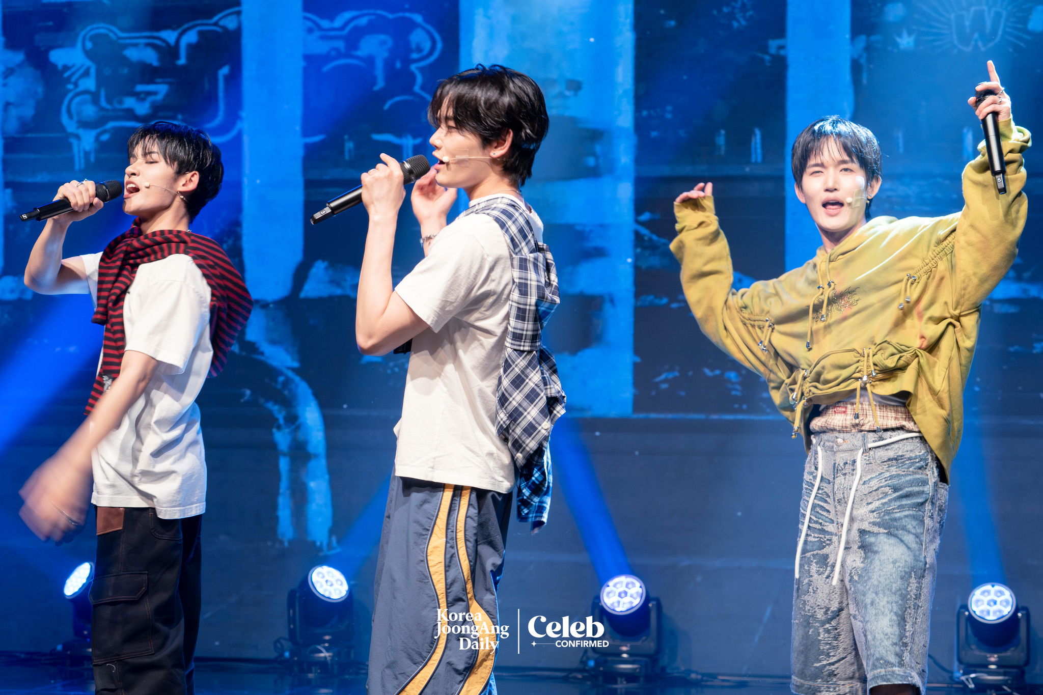 Boy band 1Verse performs mixtape song, “Ordinary Person” during a showcase for the release of its debut single album, “The 1st Verse,” at Ilchi Art Hall in Gangnam District, southern Seoul, on July 18. [DANIELA GONZALEZ PEREZ]