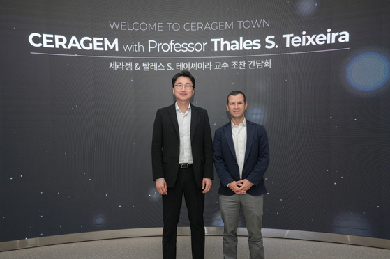 Ceragem CEO Lee Kyung-soo, left, and Prof. Thales Teixeira pose for a photo at a session to discuss the firm's management practices on July 3. [CERAGEM]