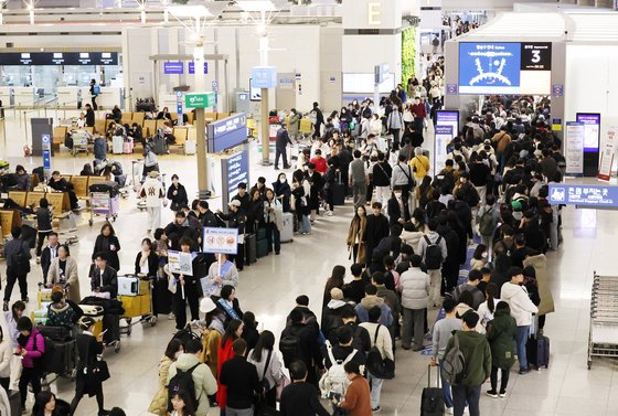 Travelers move through Incheon International Airport on Jan. 23, ahead of the Lunar New Years holiday. [YONHAP]