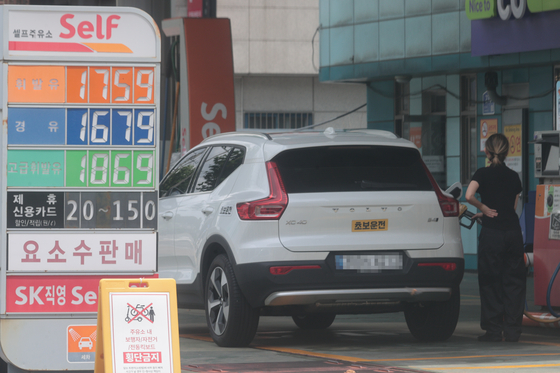 This photo shows a gas station in downtown Seoul on July 20, with a display of gasoline prices. The weekly average prices of gasoline and diesel at domestic gas stations slightly increased this week, reversing the downward trend after just one week. [YONHAP]