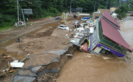  Heavy rain damage A destroyed CU convenience store outlet operated by BGF Retail Co. is inundated following heavy rain in Gapyeong, Gyeonggi Province, on July 20, 2025. [Yonhap]