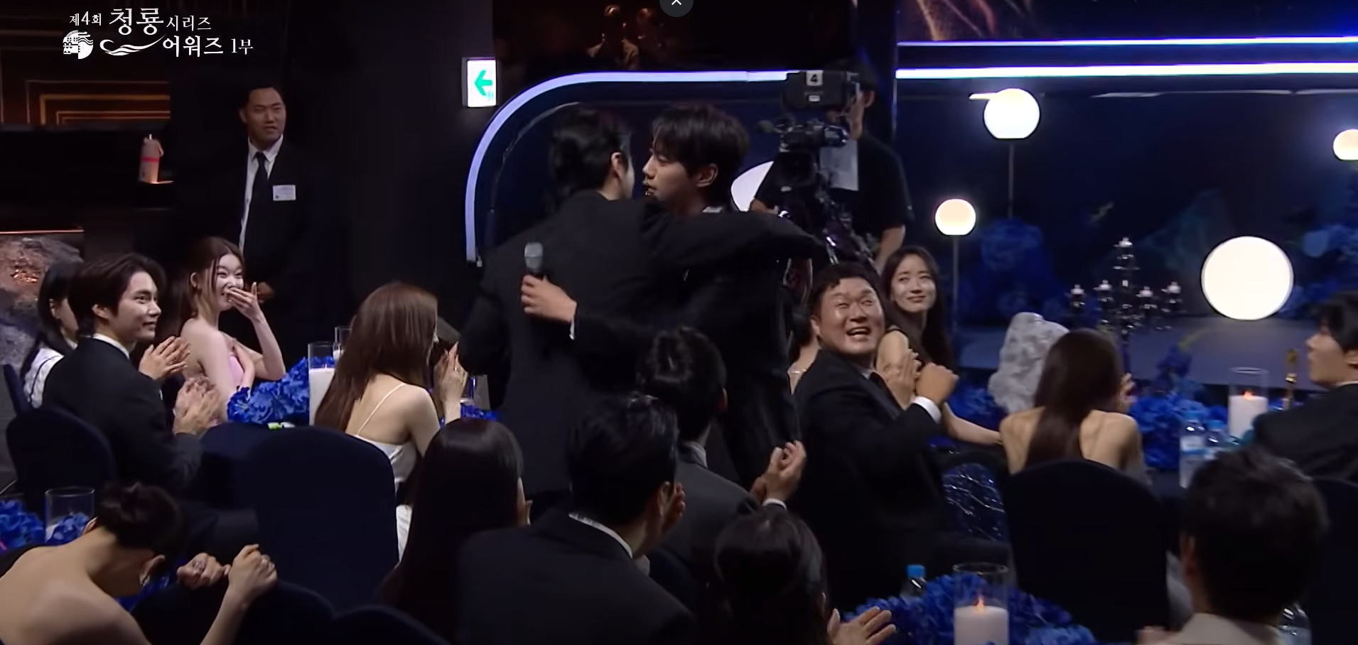 Actor Lee Jun-young and Lee Jun-hyuk share a hug after a name mix-up during the 4th Blue Dragon Series Awards on Friday. [SCREEN CAPTURE]