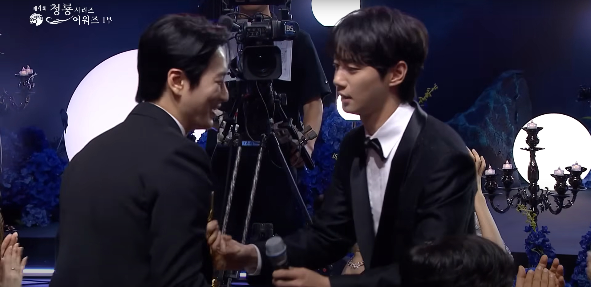 Actor Lee Jun-young passes the Popular Star award to Lee Jun-hyuk after a name mix-up during the 4th Blue Dragon Series Awards on Friday. [SCREEN CAPTURE]