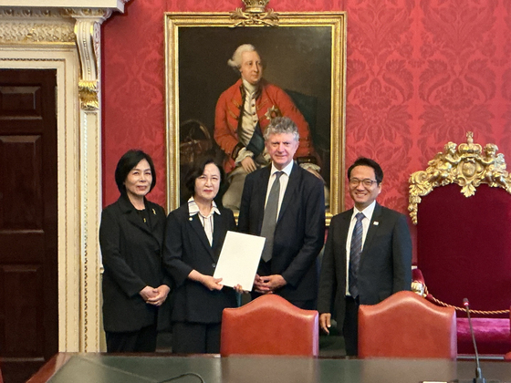 The U.K. delegation, led by Democratic Party lawmaker Choo Mi-ae, second to left, poses for a photo with British National Security Adviser Jonathan Powell, second from right, in London on July 17. [MINSTRY OF FOREIGN AFFAIRS]