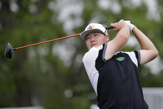 Im Sung-jae tees off on the 18th hole during the first round of the Houston Open golf tournament on March 27 in Houston. [AP/YONHAP]