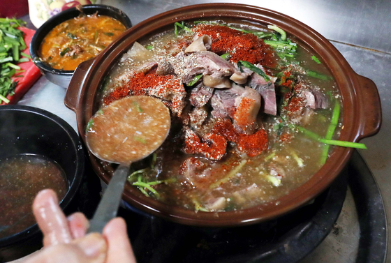 A picture of bosintang, or dog meat soup [JOONGANG ILBO]