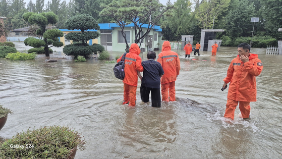 Firefighters evacuate stranded residents from a flooded village in South Jeolla on July 17. [NATIONAL FIRE AGENCY]