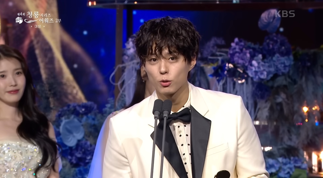 Actor Park Bo-gum speaks after Netflix's "When Life Gives You Tangerines" wins the grand prize during the 4th Blue Dragon Series Awards on Friday. [SCREEN CAPTURE]