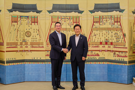 President Lee Jae Myung, right, shakes hands with LG Group Chairman Koo Kwang-mo LG Group Chairman Koo Kwang-mo at his official residence in Seoul on July 14, 2025, [PRESIDENTIAL OFFICE] 