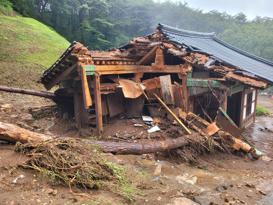 The Daeung Hall of Yulgok Temple in South Gyeongsang's Sancheong is seen damaged due to the flood in a picture released on July 20. [KOREA HERITAGE SERVICE]