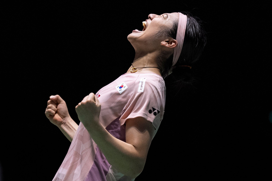 An Se-young celebrates her victory against China's Wang Zhiyi during their women's singles final match on the final day of the Japan Open badminton tournament at Tokyo Gymnasium in Tokyo on July 20. [AP/YONHAP]