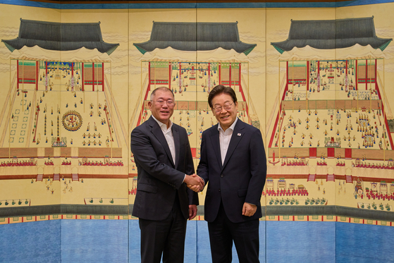 President Lee Jae Myung, right, poses for a photo with Hyundai Motor Group Executive Chair Euisun Chung at his official residence in Seoul on July 14, 2025, [PRESIDENTIAL OFFICE]