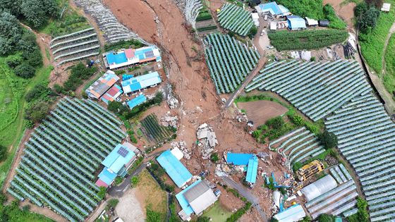 Houses are damaged due to the landslide from the flood in Gapyeong, Gyeonggi, on July 20. [NEWS1]