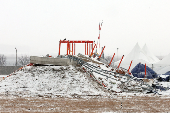 Snow piles up on the embankment near the localizer at Muan International Airport in Muan County, South Jeolla, on Jan. 9, 12 days after the Jeju Air crash. [YONHAP] 