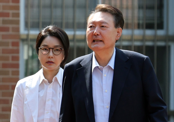 Former President Yoon Suk Yeol, right, and former first lady Kim Keon Hee walk to the No. 3 polling station at Seoul Wonmyeong Elementary School in Seocho District, southern Seoul, on presidential election day on June 3. [NEWS1] 