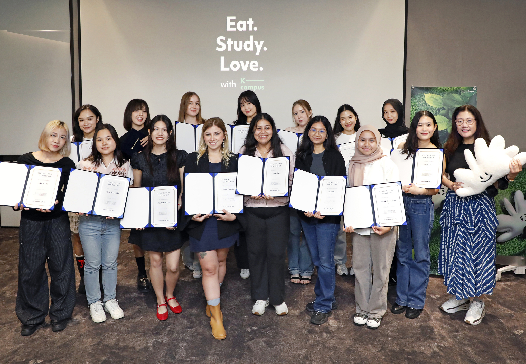 Students that participated in the third batch of the Korea JoongAng Daily University Ambassadors program pose for a photo with Korea JoongAng Daily Managing Editor Chun Young-sun, far right, during the certification ceremony held July 18. [PARK SANG-MOON]