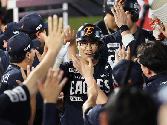 Chae Eun-seong of the Hanwha Eagles is congratulated by teammates after hitting a grand slam against the KT Wiz during the clubs' KBO regular-season game at KT Wiz Park in Suwon, Gyeonggi, on July 20. [YONHAP]