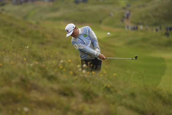 Im Sung-jae of Korea plays out of the rough on the 8th hole during the second round of the British Open golf championship at the Royal Portrush Golf Club, Northern Ireland, on July 18. [AP/YONHAP]