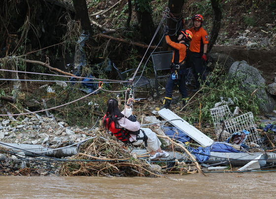 Officers rescuing evacuees in Gapyeong, Gyeonggi, on July 20 [YONHAP]
