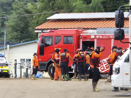 Firefighters prepare for an inspection of nearby mountains in search of a missing person in Mogo Village in Sancheong, South Gyeongsang, on July 21. [AN DAE-HUN]