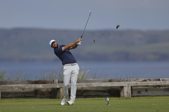 Scottie Scheffler of the United States tees off the sixth hole during the final round of the British Open golf championship at the Royal Portrush Golf Club, Northern Ireland, on July 20. [AP/YONHAP]