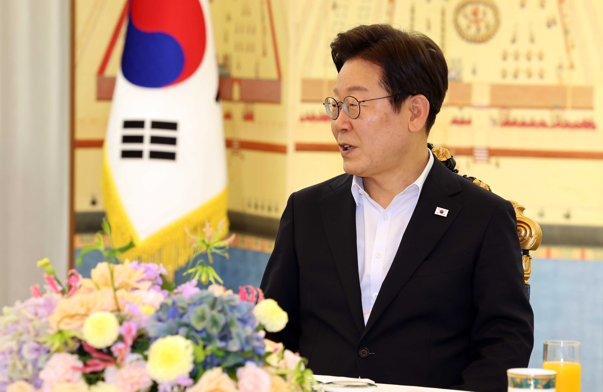 President Lee Jae Myung speaks to his Cabinet members during a dinner at the presidential residence in Hannam-dong, Yongsan District, central Seoul on July 17. [JOINT PRESS CORPS]