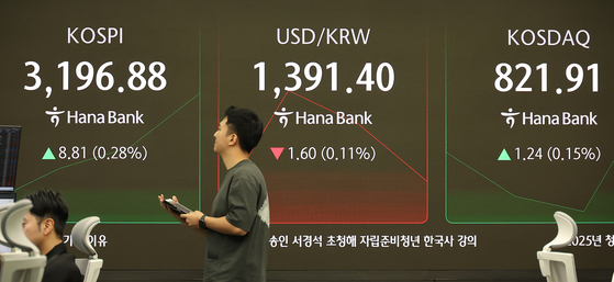 A screen in Hana Bank's trading room in central Seoul shows the Kospi trading in the morning hours on July 21. [YONHAP]