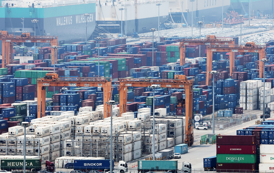 Containers are piled up at a port in Pyeongtaek, Gyeonggi, on July 7. [YONHAP] 