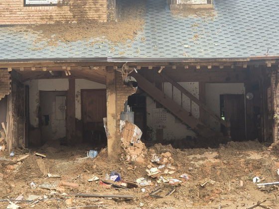 A landslide leaves a house in mid-hill Naeri, Sancheong-eup, with one wall completely torn off, exposing the interior, around 9:30 a.m. on July 20. [KIM MIN-JU] 