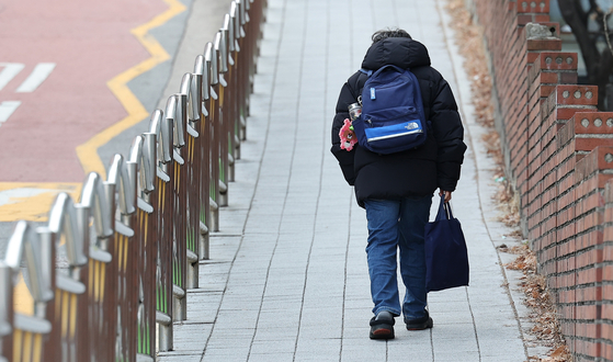 An elementary school student goes to school on Feb. 27, 2024, in Seoul. [NEWS1]