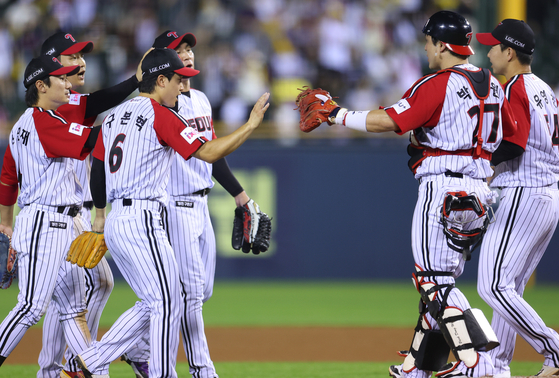 LG Twins players celebrate their 3-2 win over the Lotte Giants in the clubs' Korea Baseball Organization regular-season game at Jamsil Baseball Stadium in Seoul on July 20. [YONHAP]