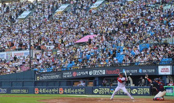 A sellout crowd of 23,750 fans watches a Korea Baseball Organization regular-season game between the home team LG Twins and the Lotte Giants at Jamsil Baseball Stadium in Seoul on July 20. [YONHAP]