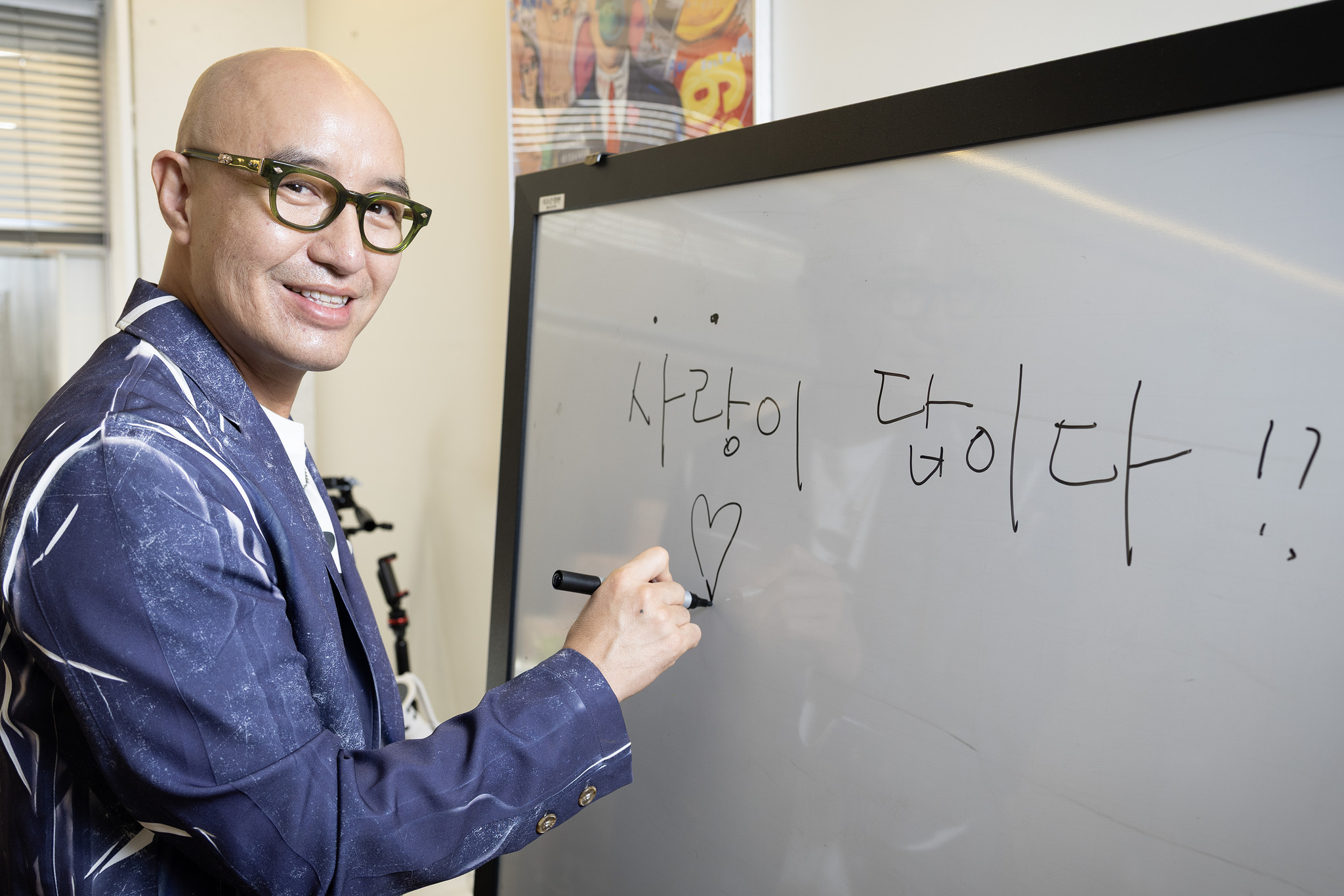 Television personality Hong Seok-cheon poses during an interview with the JoongAng Ilbo at his office in Itaewon, central Seoul, on May 25. [JOONGANG ILBO]