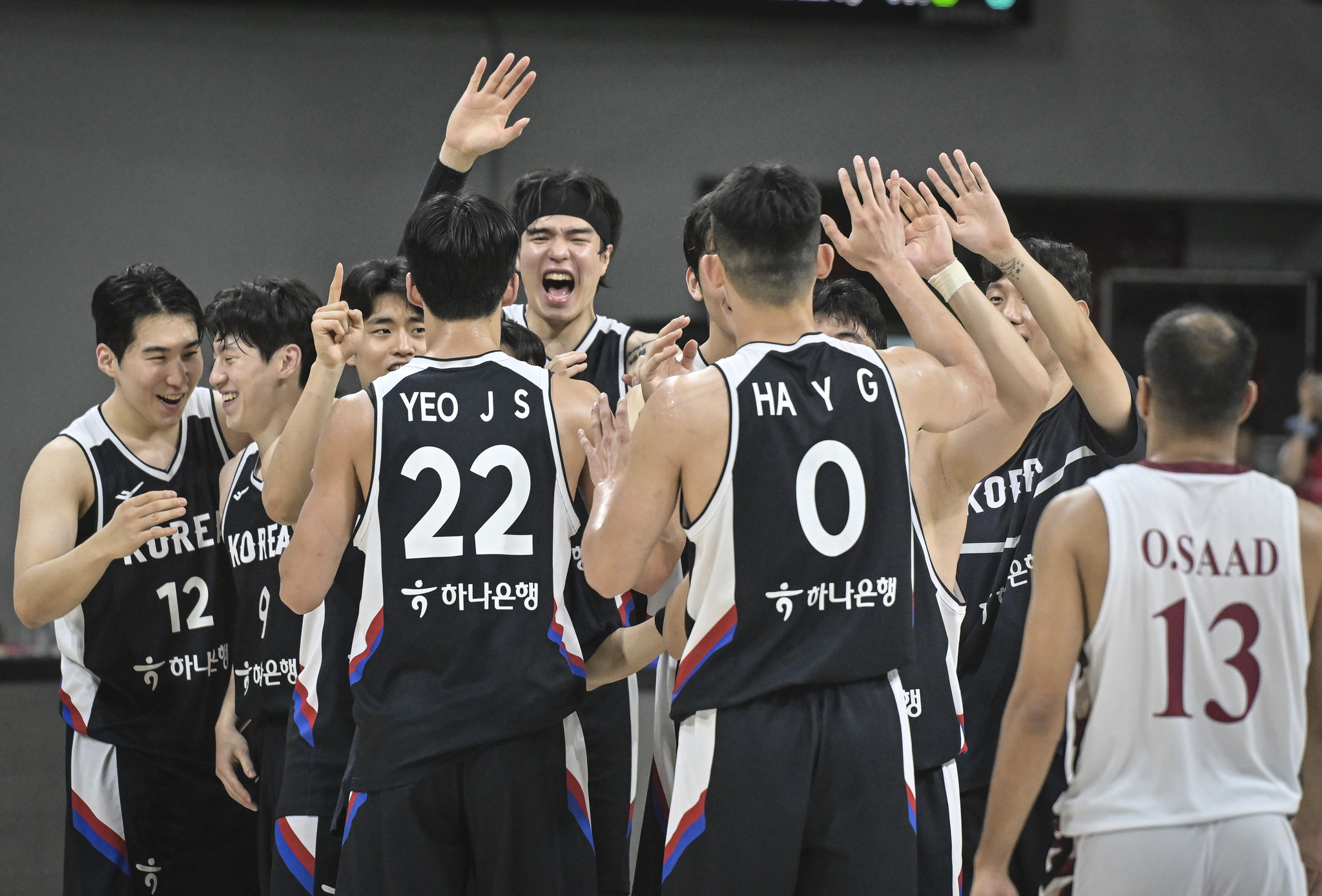 Korean players celebrate their 95-78 victory over Qatar during a 2025 men’s national basketball team friendly hosted by Hana Bank at Anyang Jung Kwan Jang Arena in Gyeonggi on July 20. [YONHAP]