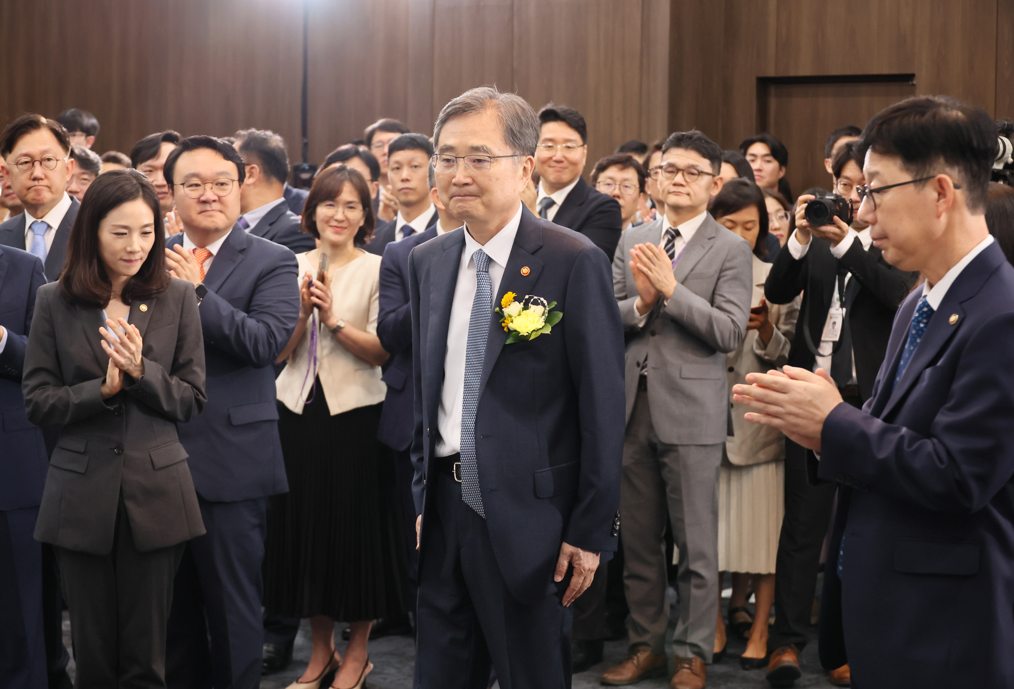 Cho Hyun, the newly appointed foreign minister, center, enters the inauguration ceremony held at the Ministry of Foreign Affairs in Jongno District, central Seoul, on July 21. [YONHAP]