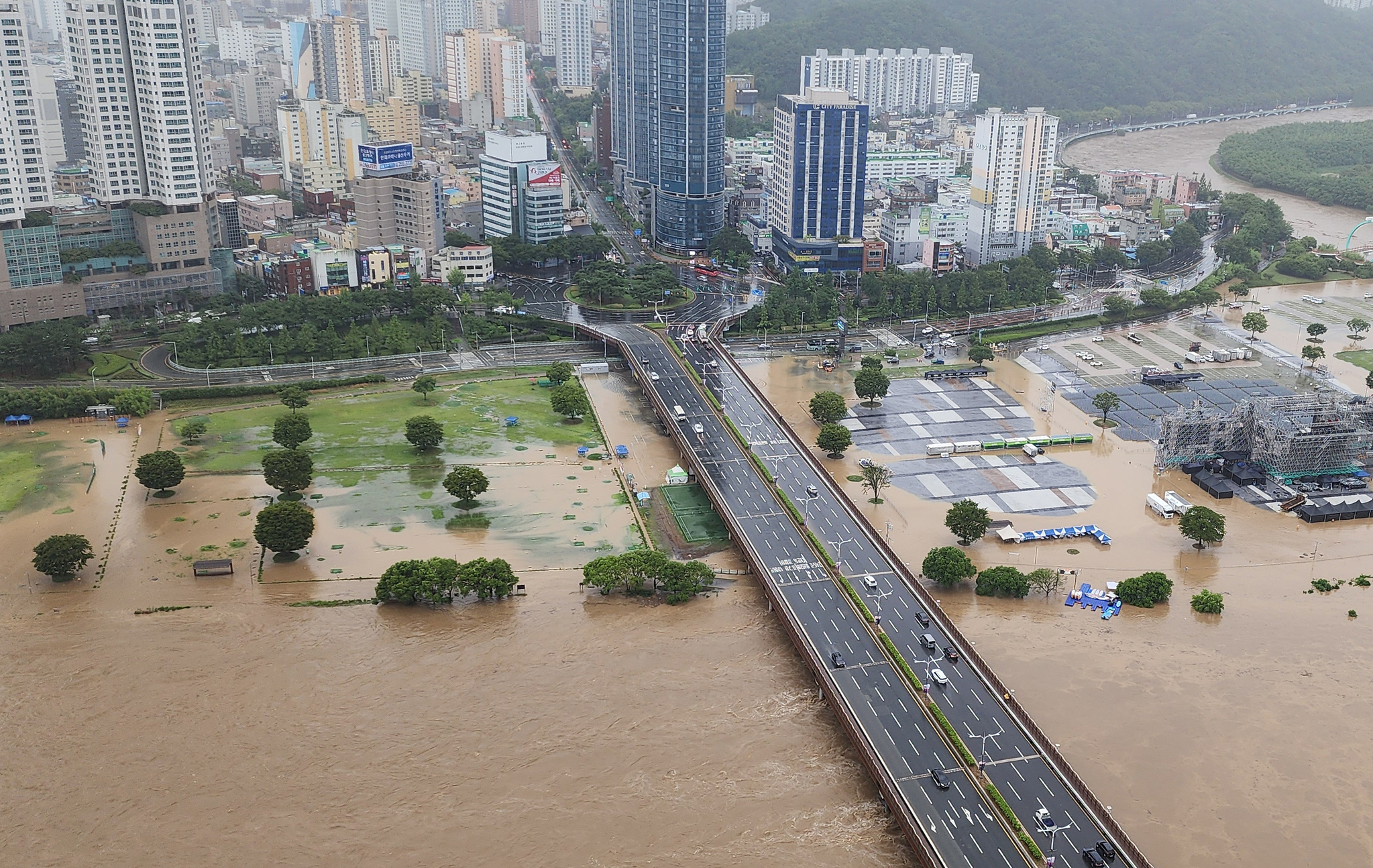 The riverside areas along the Taehwa River in Ulsan are submerged due to heavy rain on July 19. [ULSAN FIRE HEADQUARTERS] 