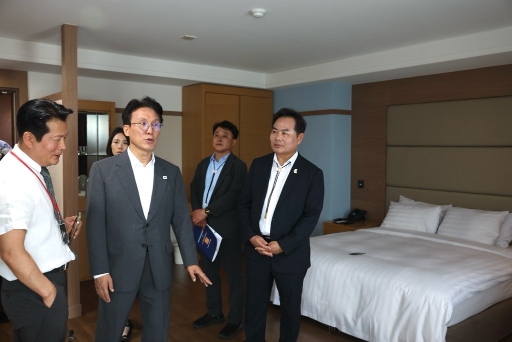 Prime Minister Kim Min-seok, second from left in the front row, inspects accommodations near the summit venue in Gyeongju, North Gyeongsang, on July 15. [PRIME MINISTER'S OFFICE]