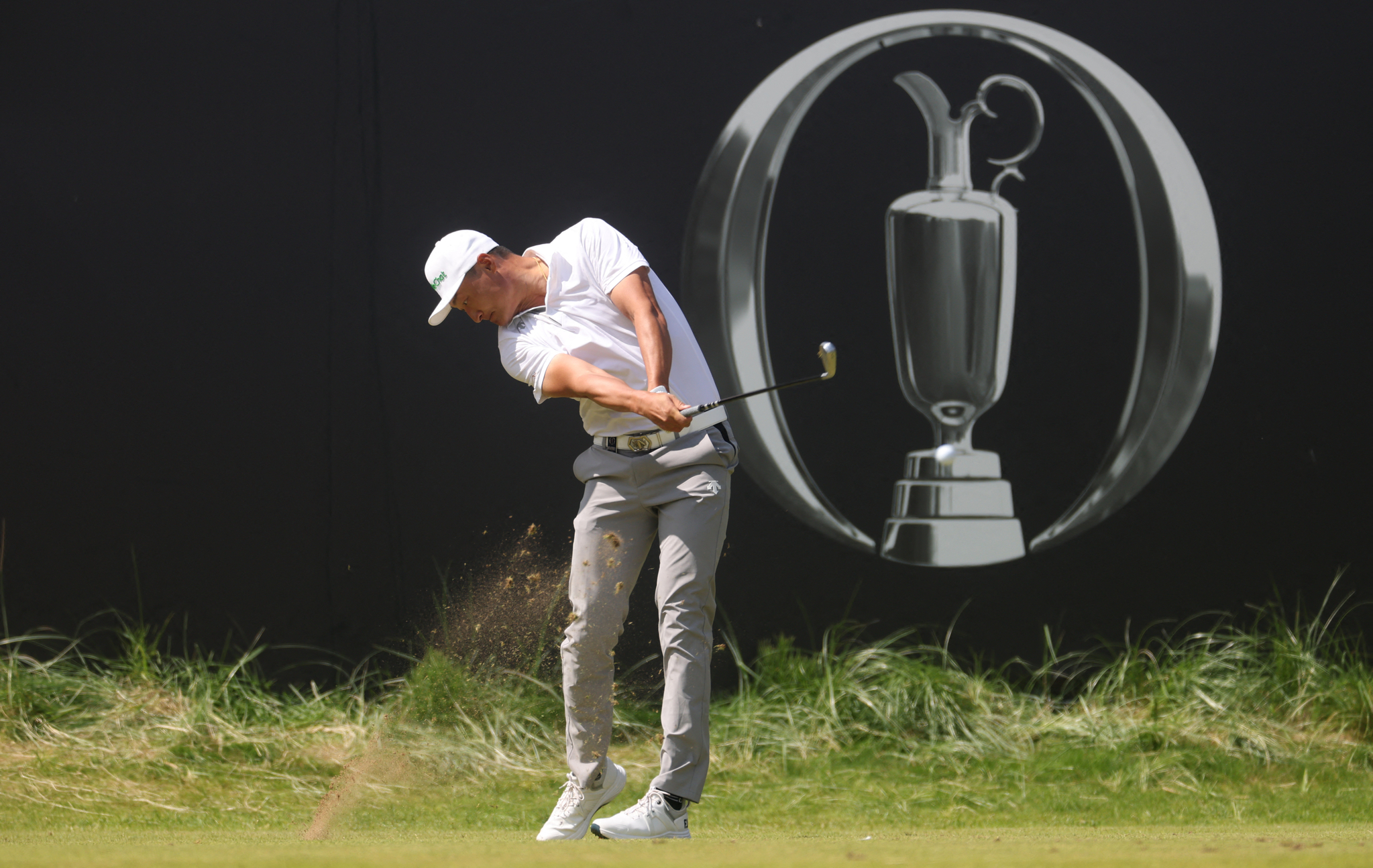 Haotong Li tees off on the first hole during the final round of The 153rd Open Championship at Royal Portrush in Ireland on July 20.  [REUTERS/YONHAP]