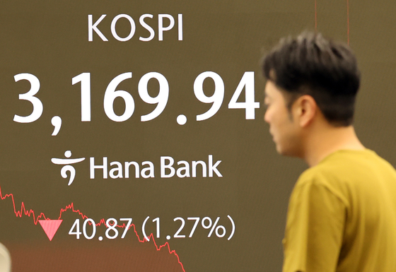 The closing stock prices appear on an electronic board at the Hana Bank headquarters dealing room in central Seoul on the afternoon of July 22. [NEWS1] 