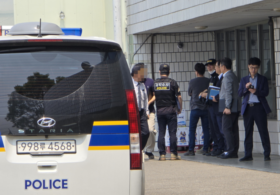 Authorities arrive at th SPC Samlip plant in Sihwa Industrial Complex, Gyeonggi, on May 27. [JOONGANG ILBO]