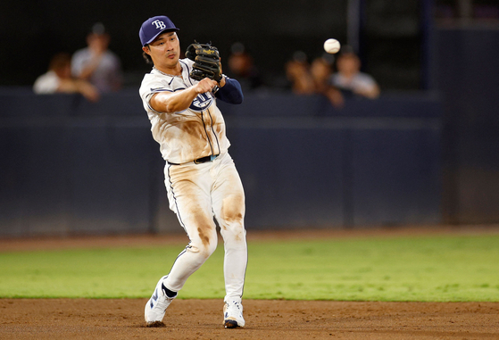 Kim Ha-Seong of the Tampa Bay Rays makes a throw to first in the second inning during an MLB game against the Chicago White Sox at George M. Steinbrenner Field on July 21 in Tampa, Florida. [AFP/YONHAP]