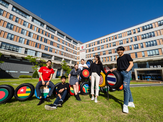 Students pose for a photo in front of the SUNY Korea campus buildings in Yeonsu District, Incheon, also known as the Incheon Global Campus. [INCHEON GLOBAL CAMPUS]