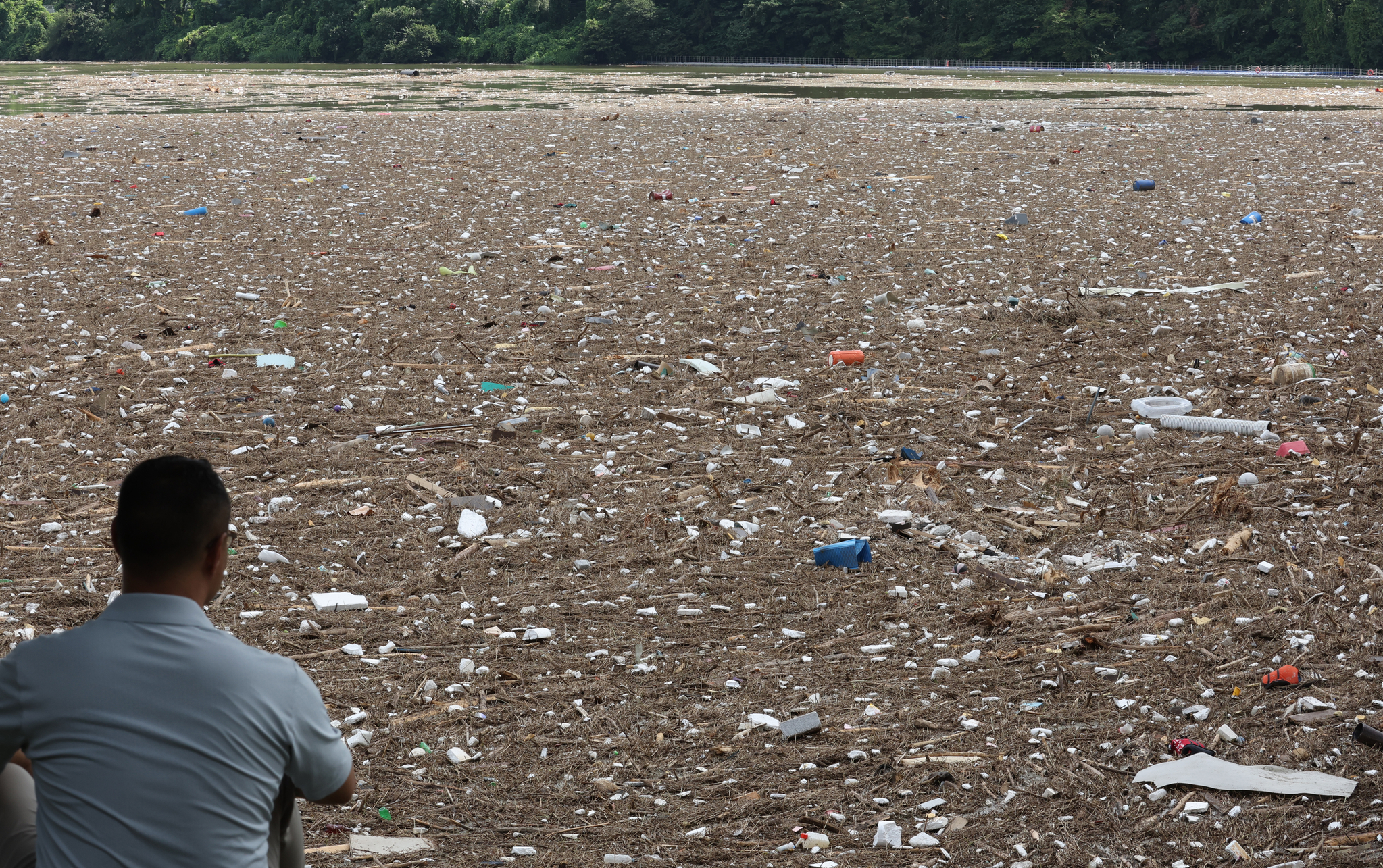 Trash swept downstream by torrential rains clogs the surface of Paldang Lake near Paldang Dam in Hanam, Gyeonggi, on July 22. [YONHAP]