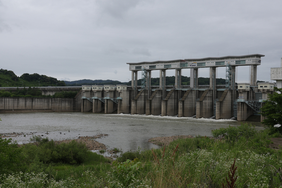 Water from the upper Imjin River is released at the Gunnam Flood Control Dam in Yeoncheon County, Gyeonggi on the afternoon of June 25. [YONHAP]
