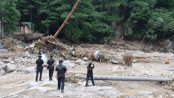 A police scientific investigation team inspects flood damage at a campsite in Mail-ri, Jojong-myeon, Gapyeong County, Gyeonggi, on July 21. [YONHAP] 
