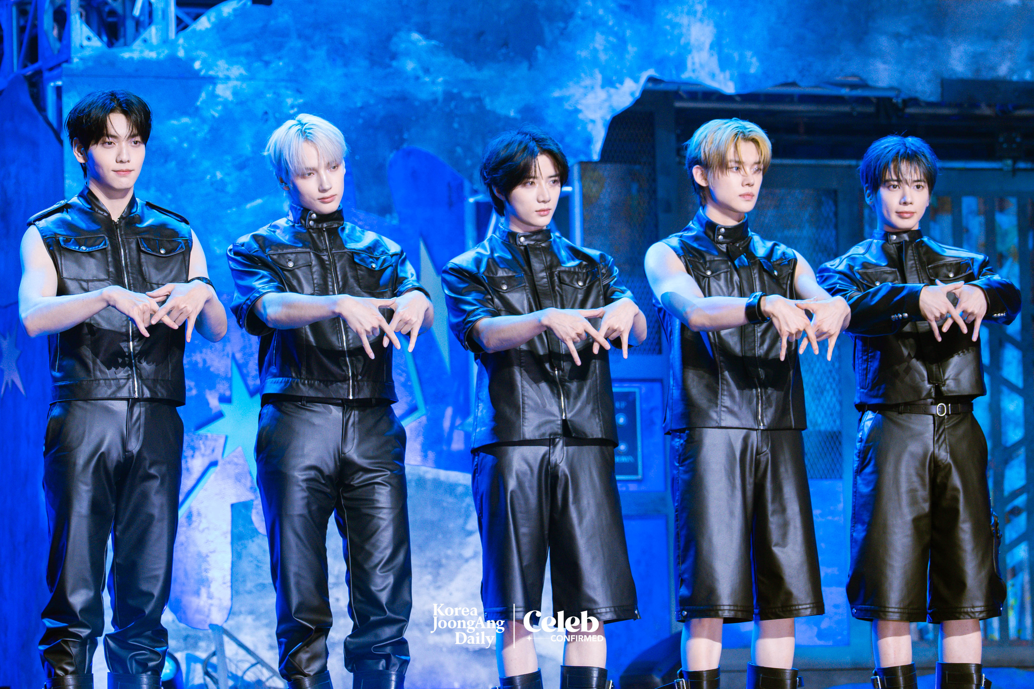 Boy band Tomorrow X Together poses for photos during a showcase for the release of its fourth full-length album, “The Star Chapter: Together,” at Kyung Hee University Grand Peace Palace in eastern Seoul on July 21. [DANIELA GONZALEZ PEREZ]