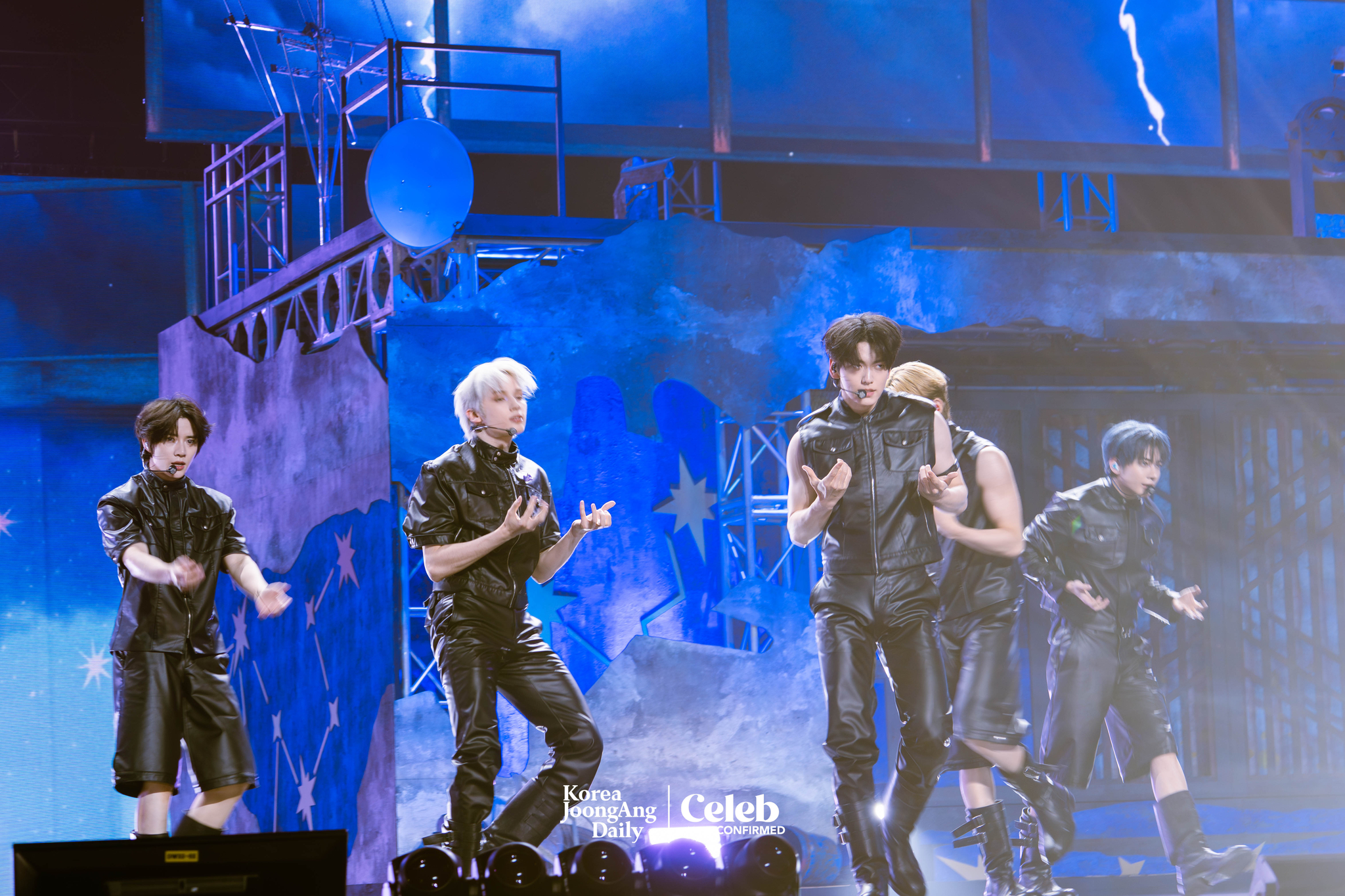 Boy band Tomorrow X Together performs lead track “Beautiful Strangers” during a showcase for the release of its fourth full-length album, “The Star Chapter: Together,” at Kyung Hee University Grand Peace Palace in eastern Seoul on July 21. [DANIELA GONZALEZ PEREZ]