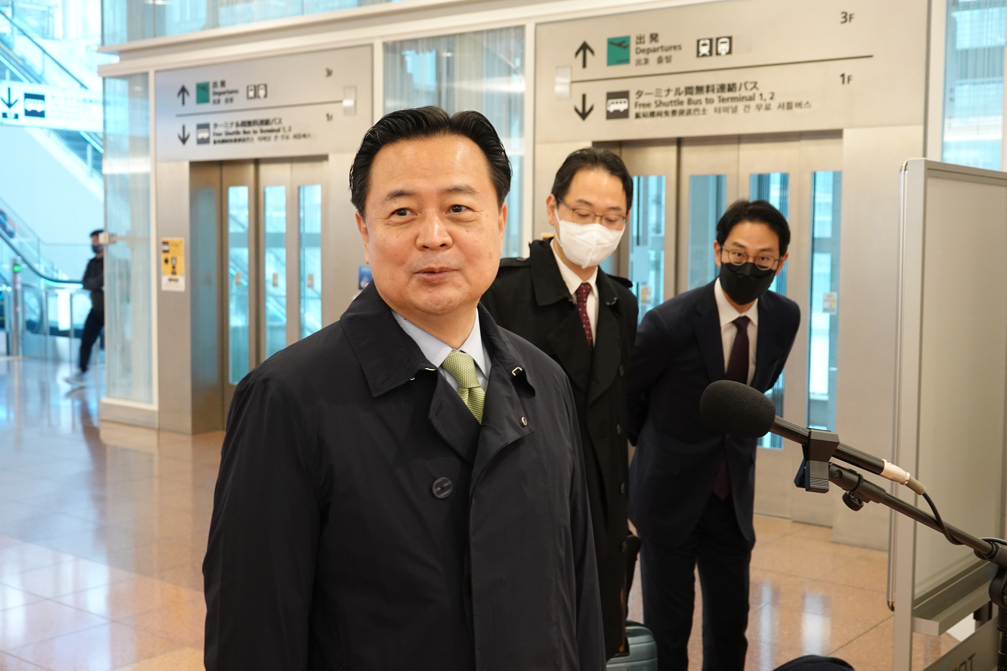 Cho Hyun-dong, then first vice foreign minister, speaks to the press upon arriving at Haneda Airport in Tokyo, Japan, on Oct. 25, 2022. [YONHAP]